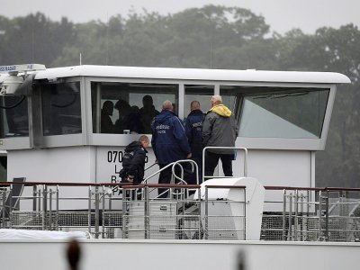 Des policiers hongrois à bord du bateau de croisière Sigyn le 30 mai 2019 à Budapest, qui a heurté et fait couler la veille le bateau d'excursion Sirène, faisant au moins sept morts et 21 disparus. - ATTILA KISBENEDEK [AFP]