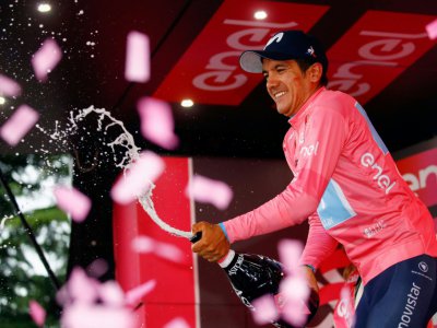 Le porteur du maillot rose sur le Giro, l'Equatorien Richard Carapaz, sur le podium après la 18e étape, le 30 mai 2019 à Santa Maria di Sala - Luk BENIES [AFP]
