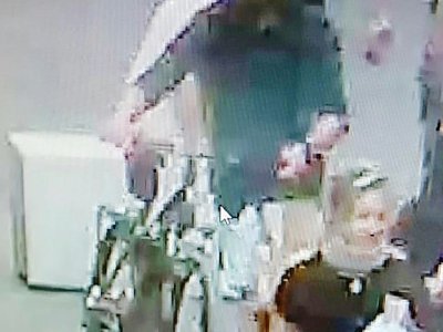 Capture d'écran d'une vidéosurveillance de la ville de Lyon montrant le principal suspect de l'attaque au colis piégé dans le centre ville de Lyon, le 24 mai 2019 - Handout [FRENCH POLICE/AFP/Archives]