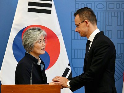 Le ministre hongrois des Affaires étrangères Peter Szijjarto (d) et son homologue sud-coréenne Kang Kyung-wha lors d'une conférence de presse à Budapest, le 31 mai 2019 - ATTILA KISBENEDEK [AFP]