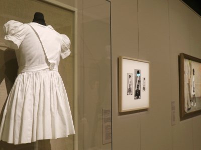 La robe de Ruby Bridges, ainsi que des courriers d'insultes et de soutien envoyés au peintre, sont à découvrir au mémorial de Caen. - Célia Caradec
