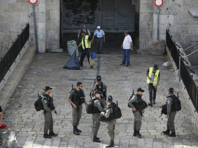 Les forces israéliennes gardent la porte de Damas, qui donne accès à la vieille ville de Jérusalem, après une attaque palestinienne au couteau qui a blessé un Israélien près de cette porte, le 31 mai 2019 - Thomas COEX [AFP]