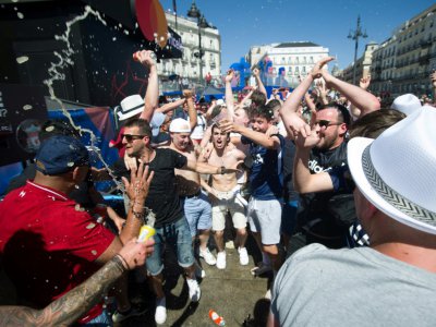 Des supporters de Tottenham et de Liverpool s'affrontent par chants interposés, sur la célèbre place de Madrid Puerta del Sol, le 31 mai 2019 - Belen Diaz [AFP]