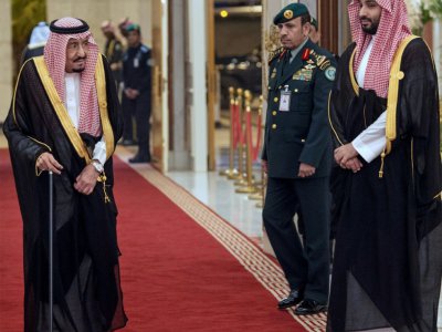 Le roi Salmane d'Arabie saoudite (g) et son fils, le prince héritier Mohamed Ben Salmane, le 1er juin 2019 à La Mecque - Bandar AL-JALOUD [Saudi Royal Palace/AFP]