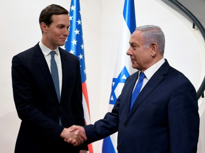 Jared Kushner (g), gendre et conseiller du président américain Donald Trump, et le Premier ministre israélien Benjamin Netanyahu à Jérusalem, le 30 mai 2019 - Matty Stern [US EMBASSY JERUSALEM/AFP]