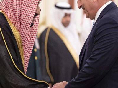 Le roi Salmane d'Arabie saoudite (g) accueille le ministre des Affaires étrangères turc Mevlüt Cavusoglu, le 1er juin 2019 à La Mecque - Bandar AL-JALOUD [Saudi Royal Palace/AFP]