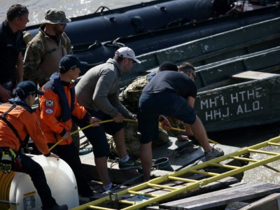 Experts hongrois et sud-coréens lors des opérations de recherche des survivants de la collision entre un bateau de croisière et une embarcation de touristes sur le Danube à Budapest, le 1er juin 2019 - FERENC ISZA [AFP]