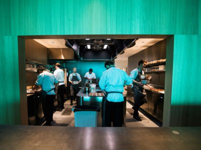 Des cuisiniers préparent à manger dans le premier restaurant sous-marin d'Europe, à 400 km au sud d'Oslo, le 2 mai 2019 - Jonathan NACKSTRAND [AFP/Archives]
