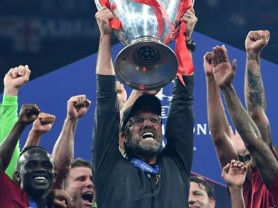 L'entraîneur de Liverpool Jurgen Klopp soulève la coupe de la Ligue des champions après la victoire en finale face à Tottenham, le 1er juin 2019 à Madrid - Paul ELLIS [AFP]