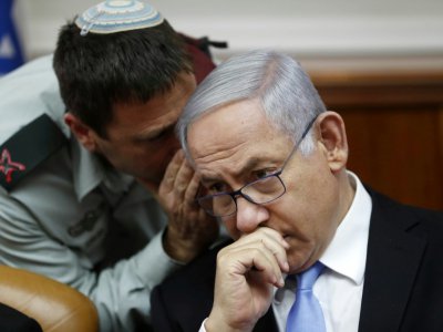 Benjamin Netanyahu écoute le brigadier général Avi Blot, à Jérusalem le 2 juin 2019 - RONEN ZVULUN [POOL/AFP]