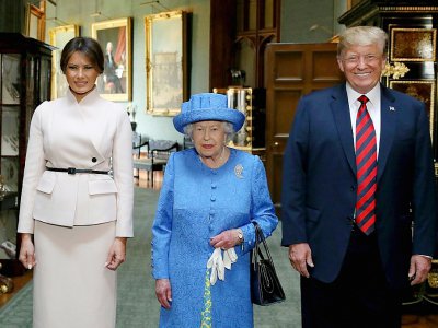 La reine Elizabeth II (C) au milieu du couple présidentiel américain, Donald Trump (D) et Melania Trump (G) au château de Windsor, à l'ouest de Londres, le 13 juillet 2018 - Steve Parsons [POOL/AFP/Archives]