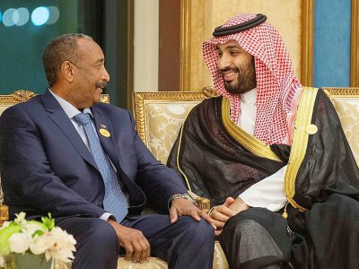 Photo diffusée par le palais royal saoudien montrant le prince héritier Mohammed ben Salmane (D) parlant avec le général Abdel Fattah al-Burhane, chef de Conseil militaire au Soudan, lors d'une réunion à La Mecque le 1er juin 2019 - Bandar AL-JALOUD [Saudi Royal Palace/AFP]
