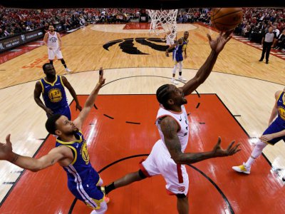 Le leader des Raptors Kawhi Leonard monte au lay-up dans la raquête de Golden State, en match 2 de la série des finales NBA, le 2 juin 2019 à Toronto - Gregory Shamus [Getty/AFP]