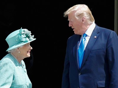 La reine d'Angleterre Elizabeth II échange avec le président américain Donald Trump, durant la cérémonie donnée le 3 juin 2019 à Buckingham Palace pour accueillir le locataire de la Maison blanche au premier jour de sa visite d'Etat au Royaume-Uni - Adrian DENNIS [AFP]