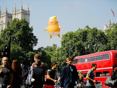 Un ballon représentant Donald Trump en bébé orange survole Londres à l'occasion de la visite du président américain, le 13 juillet 2018 - Tolga AKMEN [AFP]