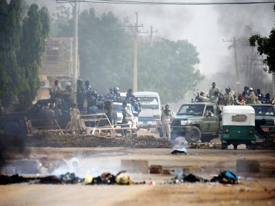 Des forces soudanaises sont déployées le 3 juin 2019 autour du quartier général de l'armée à Khartoum pour disperser des manifestants - ASHRAF SHAZLY [AFP]