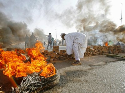 Des manifestants soudanais barrent une rue à Khartoum, en brûlant des pneus, alors que les forces de l'ordre tentent de disperser un sit-in du mouvement de la contestation le 3 juin 2019 - ASHRAF SHAZLY [AFP]