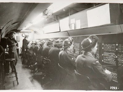 Une reproduction d'une photo en noir et blanc datant de 1944 montrée à l'AFP par Marie Scott, une ex-standardiste du jour J, montrant des standardistes à Portsmouth dans le sud de l'Angleterre. - HO [MARIE SCOTT/AFP]