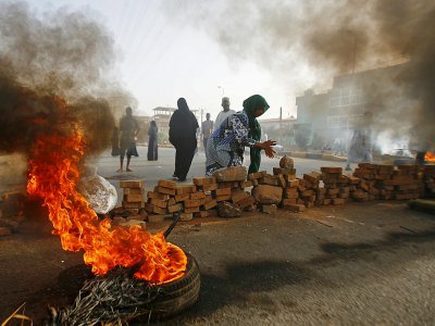 Des manifestants soudanais font brûler des pneus et érigent des barricades, le 3 juin 2019 à Khartoum - ASHRAF SHAZLY [AFP]