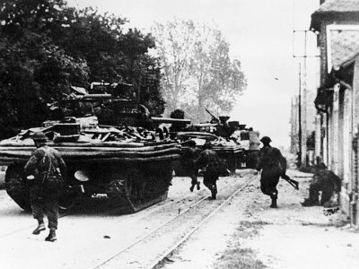 Les premiers chars alliés à Sword Beach, près d'Ouistreham en Normandie, le 6 juin 1944 - - [AFP/Archives]