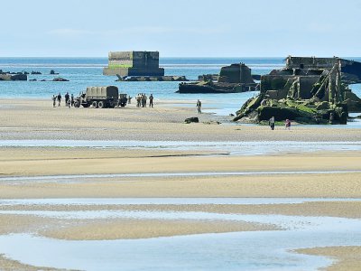 Des vestiges de la Seconde guerre mondiale sur une plage du Débarquement à Asnelles, en Normandie, le 4 juin 2019 - LOIC VENANCE [AFP]