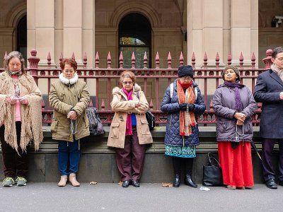 Des partisans du cardinal George Pell prient devant la Cour suprême de l'Etat de Victoria à Melbourne, le 5 juin 2019 - ASANKA BRENDON RATNAYAKE [AFP]