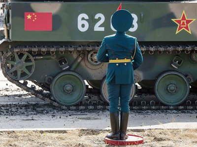 Un garde d'honneur russe devant un blindé chinois pendant l'exercice militaire Vostok-2018 à Tsugol, en Russie, en septembre 2018 - Mladen ANTONOV [AFP/Archives]