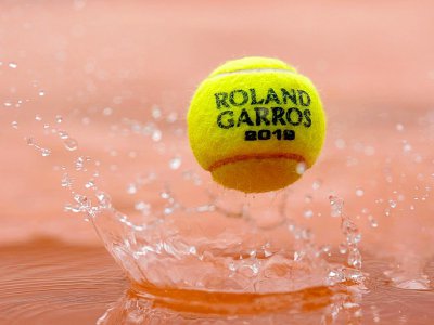 Le début des matches prévus mercredi à Roland-Garros à 14h00 a été repoussé à au moins jusqu'à 15h30 en raison de la pluie, le 6 juin 2019 - Kenzo TRIBOUILLARD [AFP]