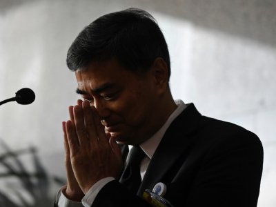 Un ex-responsable du parti démocrate en Thaïlande, Abhisit Vejjajiva, remercie ses partisans après avoir quitté sa formation pour protester contre le soutien apporté à la nomination comme Premier ministre de Prayut Chan-O-Cha, à Bangkok le 5 juin 201 - Lillian SUWANRUMPHA [AFP]