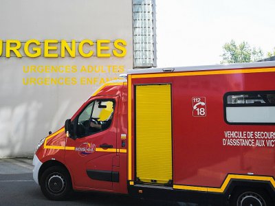Camion de sapeurs-pompiers arrivant aux urgences du CHU de Nantes, le 30 avril 2019 - LOIC VENANCE [AFP/Archives]