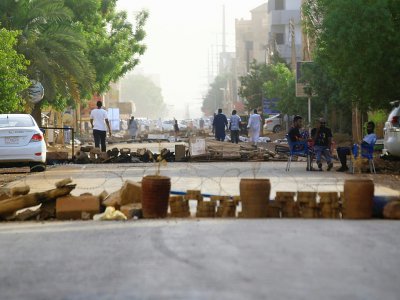 Des barricades érigées sur une des principales artères de la capitale soudanaise Khartoum, le 4 juin 2019 - - [AFP]