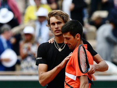 Alexander Zverev (g) et Novak Djokovic à la fin de leur quart de finale à Roland-Garros, le 6 juin 2019 - Philippe LOPEZ [AFP]