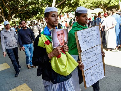 Des manifestants rendent hommage à Kamel Eddine Fekhar, un militant des droits humains mort en détention, le 31 mai 2019 à Alger - RYAD KRAMDI [AFP/Archives]