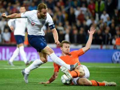 L'attaquant de l'Angleterre Harry Kane taclé par le défenseur des Pays-Bas Matthijs De Ligt lors de la demi-finale de Ligue des Nations à Guimaraes le 6 juin 2019 - MIGUEL RIOPA [AFP]
