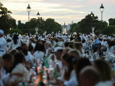 Des dîneurs en blanc à Paris, le 6 juin 2019 - Lucas BARIOULET [AFP]