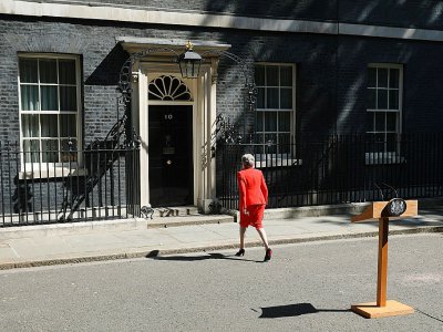 La Première ministre britannique Theresa May regagne le 10 Downing Street après avoir annoncé sa démission, le 24 mai 2019 à Londres - ISABEL INFANTES [AFP/Archives]