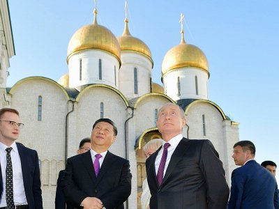 Le président russe Vladimir Poutine (d) fait visiter le Kremlin à son homologue chinois Xi Jinping, le 5 juin 2019 à Moscou - Alexey DRUZHININ [SPUTNIK/AFP]
