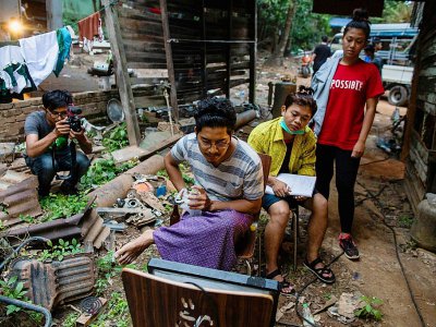 Le réalisateur Maung Su (c) regarde sur un écran les scènes de tournage d'un de ses films, le 20 décembre 2018 à Rangoun, en Birmanie - Sai Aung MAIN [AFP]