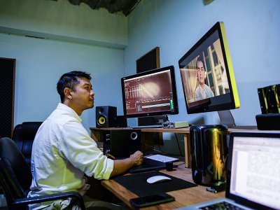 Le réalisateur Na Gyi monte un film dans son studio à Rangoun, le 24 mai 2019 en Birmanie - Sai Aung MAIN [AFP]