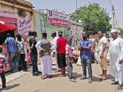 Des Soudanais font la queue devant une boulangerie à Khartoum, le 6 juin 2019 - - [AFP]