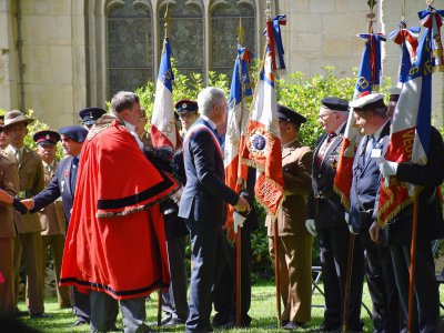 David Fuller, Lord Maire de Portsmouth et Joël Bruneau, maire de Caen, ont salué les soldats britanniques, des familles et des porte-drapeaux. - Mathieu Lepeigné