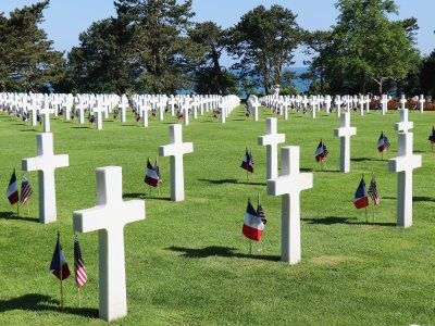 L'ensemble des 9387 tombes avait été pavoisées, pour ce 75e anniversaire du Débarquement. - Célia Caradec
