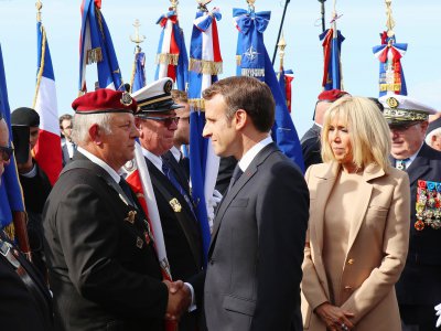 Emmanuel Macron a longuement salué les portes-drapeaux, avant de prendre un bain de foule aux côtés de son épouse Brigitte. - Célia Caradec