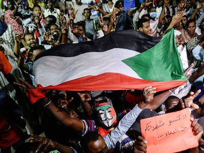 Des manifestants soudanais rassemblés devant le QG de l'armée à Khartoum, le 19 mai 2019 - Mohamed el-Shahed [AFP/Archives]