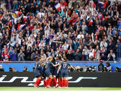 Les supporters exultent en même que l'équipe de France après le but de l'attaquante Eugenie Le Sommer face à la Corée du Sud lors du match d'ouverture du Mondial, au Parc des Princes, le 7 juin 2019 - Lionel BONAVENTURE [AFP]