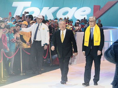 L'ancien président Noursoultan Nazarbaïev (c) et le président par intérim Kassym-Jomart Tokaïev (d) lors d'un meeting du parti au pouvoir Nour-Otan, le 7 juin 2019 à Nur-Sultan - Stanislav FILIPPOV [AFP]