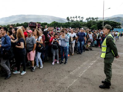 Des Vénézuéliens font la queue pour traverser le pont frontalier Simon Bolivar et entrer en Colombie, le 8 juin à  San Antonio del Táchira, au Venezuela - Schneyder MENDOZA [AFP]