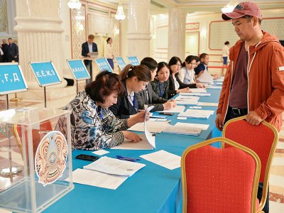 Les bureaux de vote ont ouvert à 01h00 GMT et fermeront à 14h00 GMT au Kazakhstan, pays d'Asie centrale riche en hydrocarbures qui devrait sans surprise élire le successeur choisi par l'ancien président Noursoultan Nazarbaïev, qui a quitté le pouvoir - VYACHESLAV OSELEDKO [AFP]