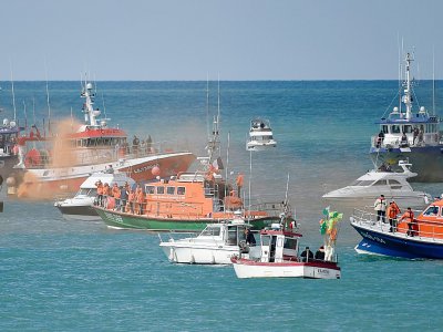 En mer, une flotille a rendu hommage aux trois sauveteurs disparus - Sebastien SALOM-GOMIS [AFP]