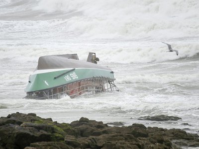 Le chavirage d'un bateau de sauvetage de la SNSM au large des Sables-d'Olonne (Vendée), qui a fait trois morts, le 7 juin 2019 - Sebastien SALOM-GOMIS [AFP/Archives]